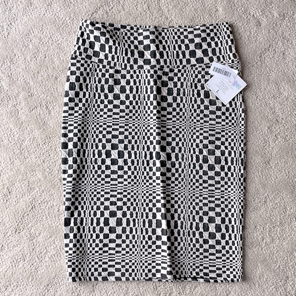 Black and white Cassie pencil skirt!